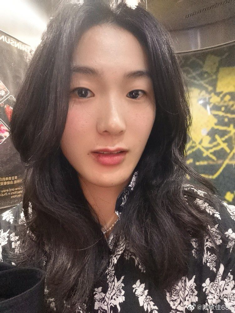 跟萧常坤打了个招呼，说：爸，我有事先出去一趟，你们继续玩，需要什么尽管跟服务员说，这些都记在洪五账上。